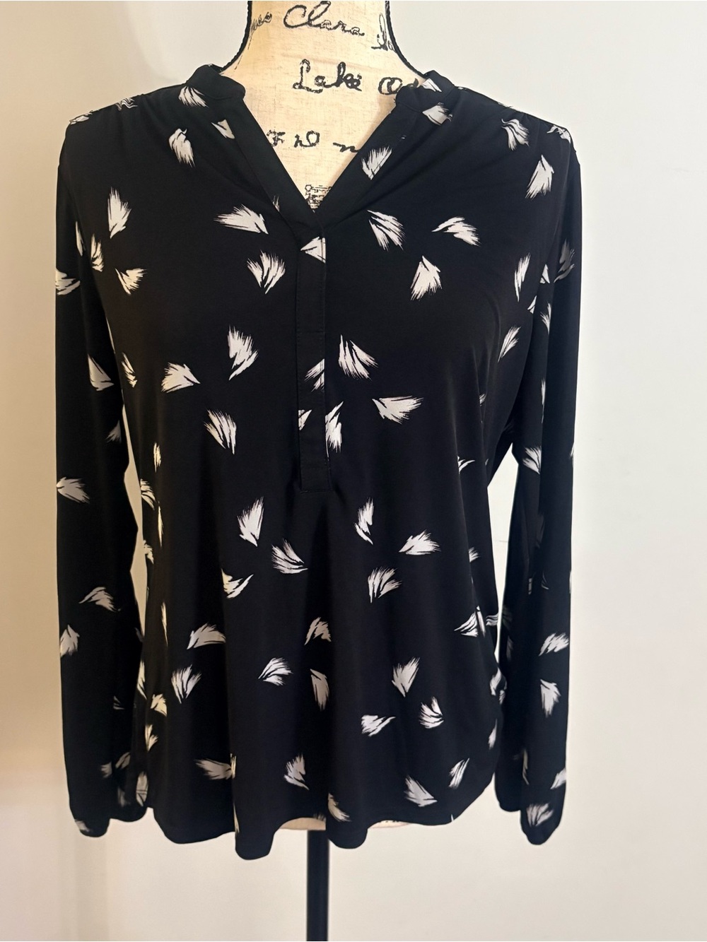 Liz Claiborne Black Long-Sleeve V-Neck Top with White Feather Print